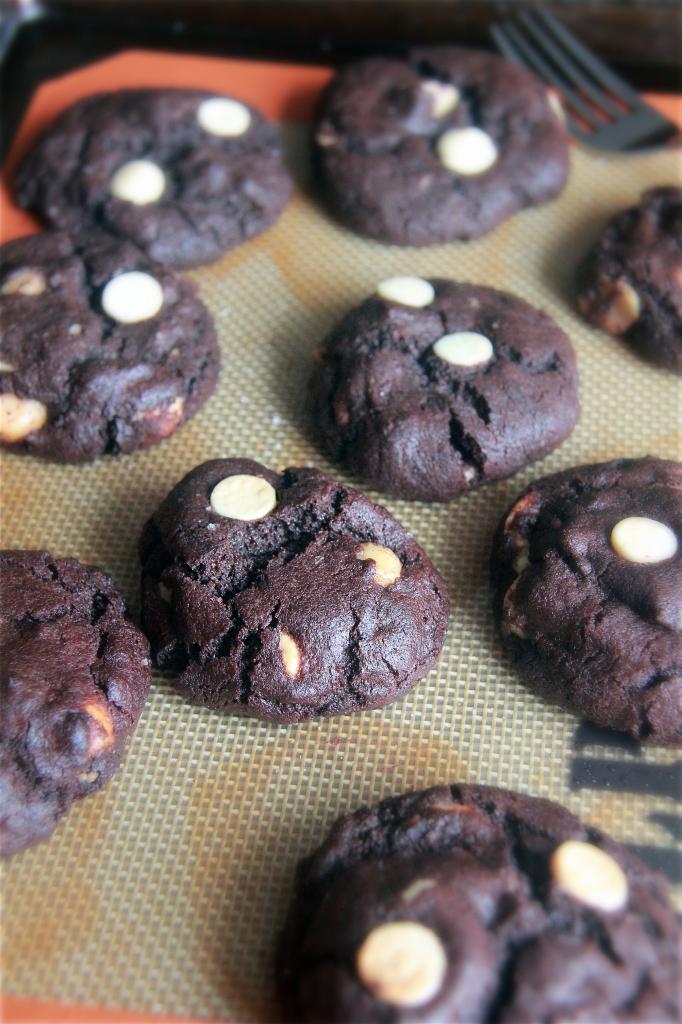 Recipe: White Chocolate & Macadamia Dark Chocolate Cookies