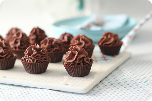 Chocolate cups with chocolate mousse (by Raiza Costa) http